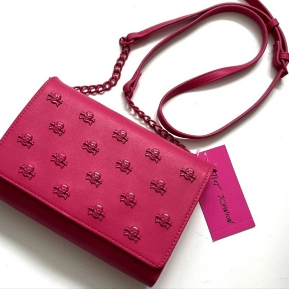 🔹️BETSEY JOHNSON 🔹️Skull Studded Convertible Crossbody Clutch Pink XOSYBIL2 - Picture 1 of 5